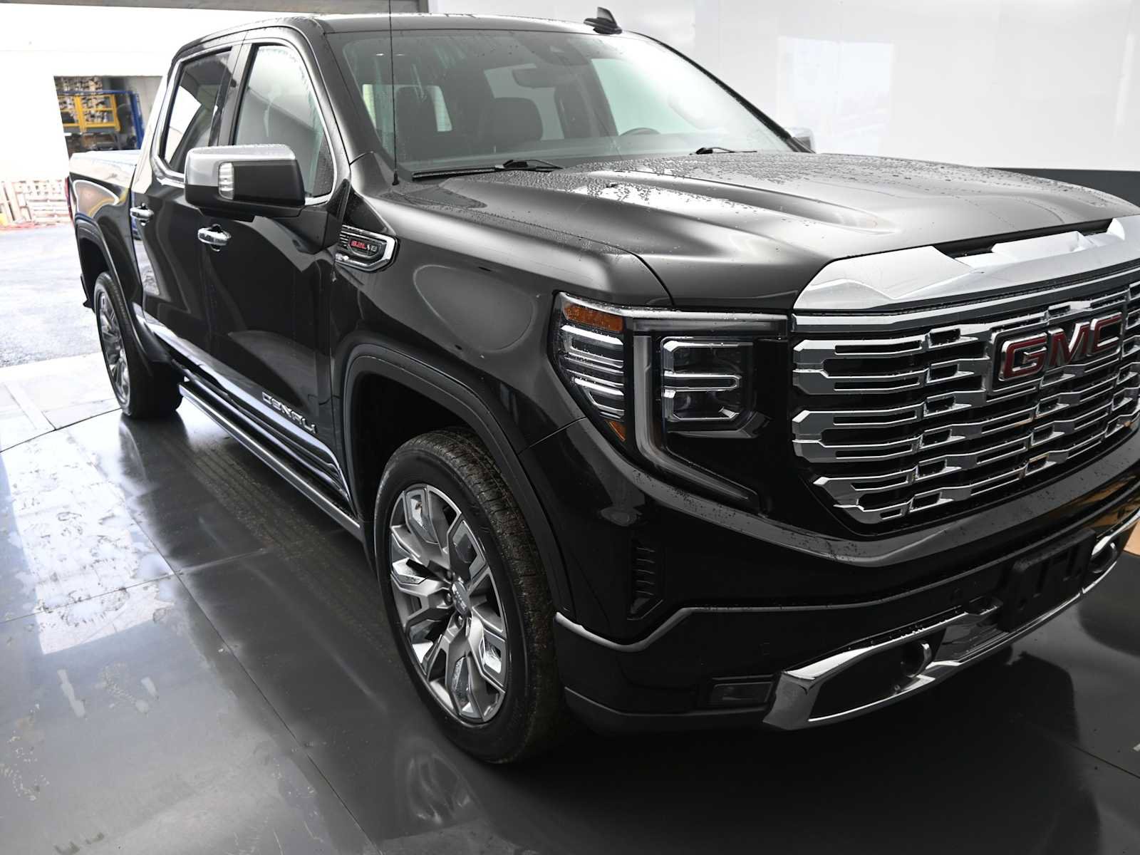 Used 2023 GMC Sierra 1500 Denali w/ Denali Reserve Package AWD/4WD image 2