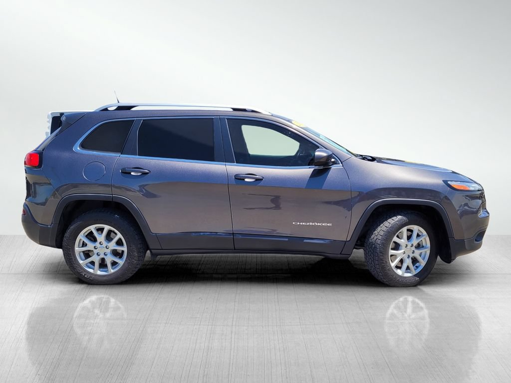 Used 2018 Jeep Cherokee Latitude Plus w/ Cold Weather Group AWD/4WD image 4