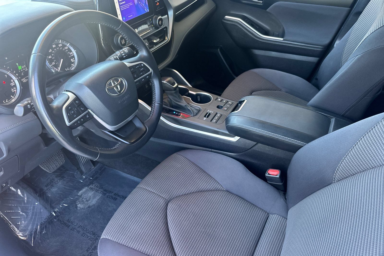 Used 2024 Toyota Highlander LE AWD/4WD image 11
