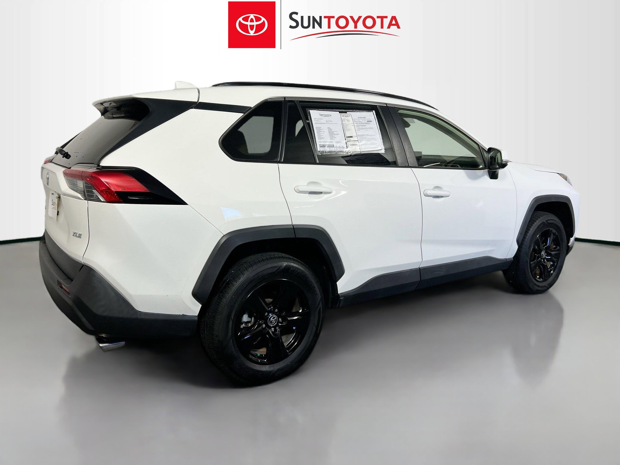 Used 2020 Toyota RAV4 XLE w/ Convenience Package image 4