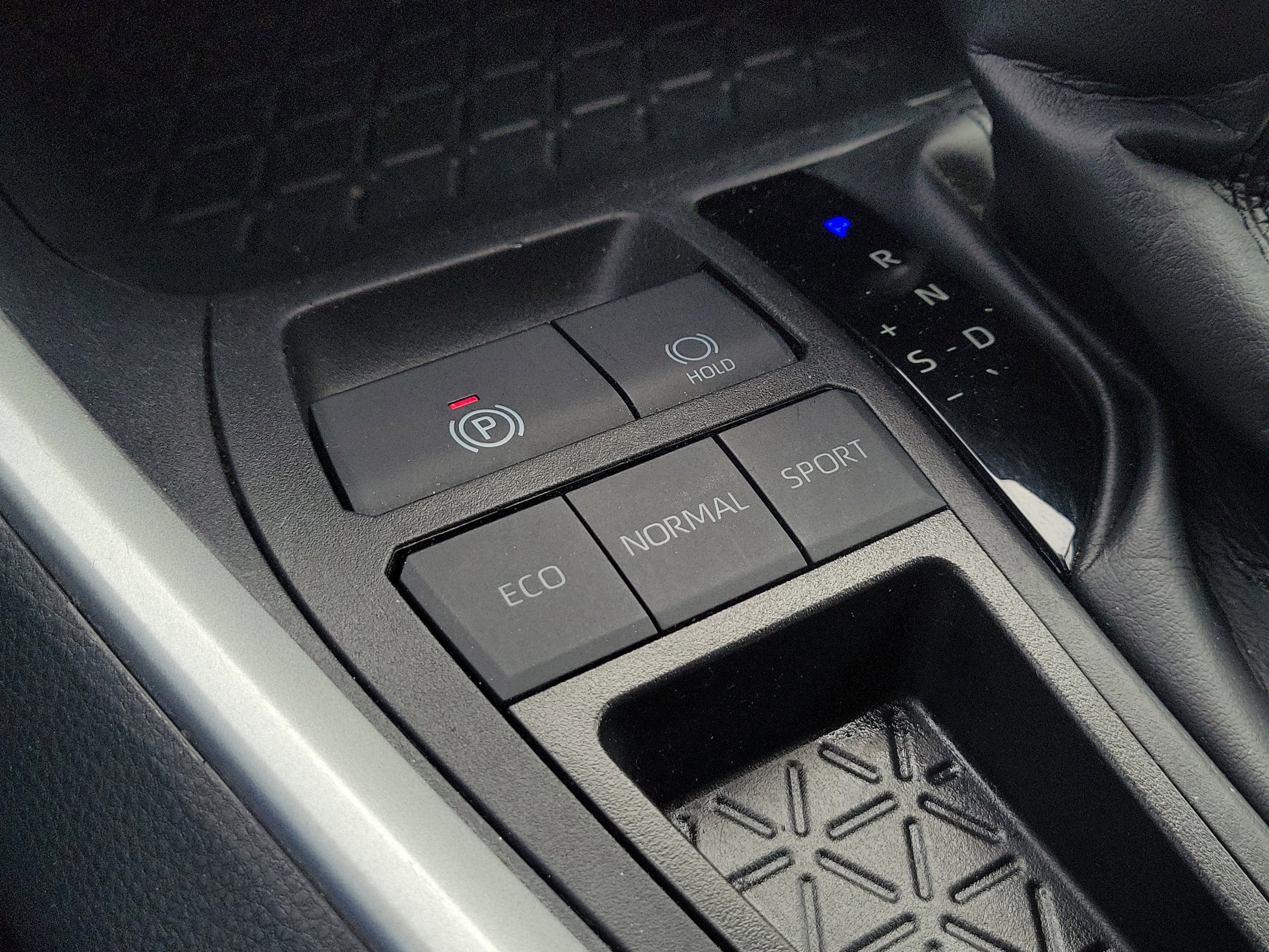 Used 2024 Toyota RAV4 LE image 31