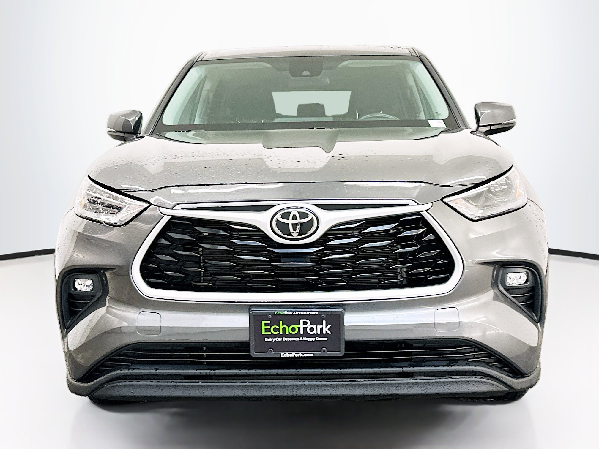 Used 2023 Toyota Highlander LE image 2