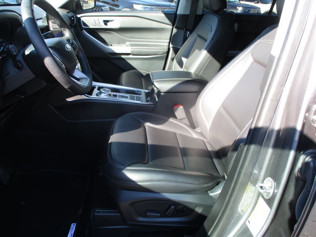 Used 2024 Ford Explorer XLT w/ Equipment Group 202A image 9
