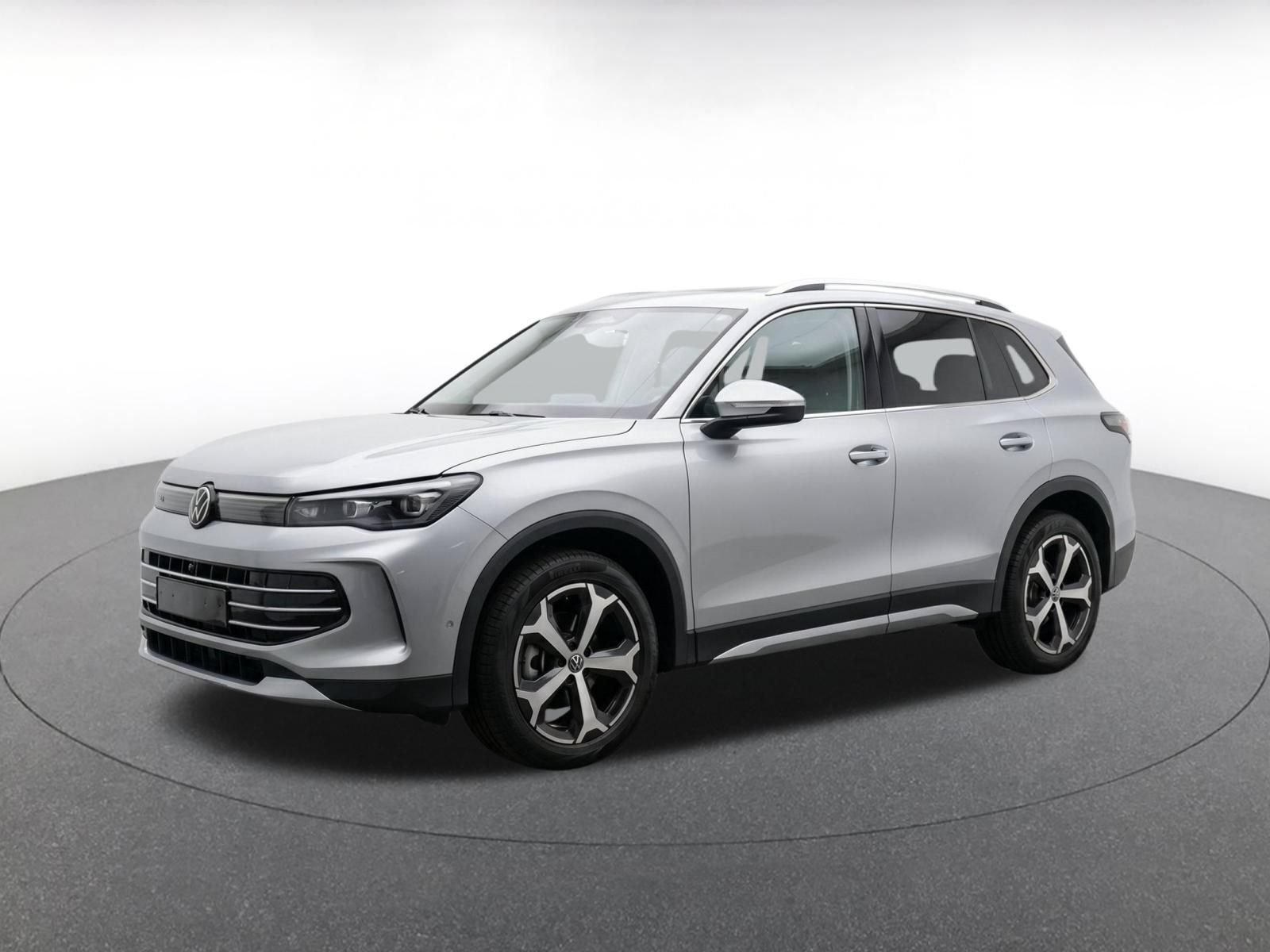 Used 2026 Volkswagen Tiguan SE FWD image 3