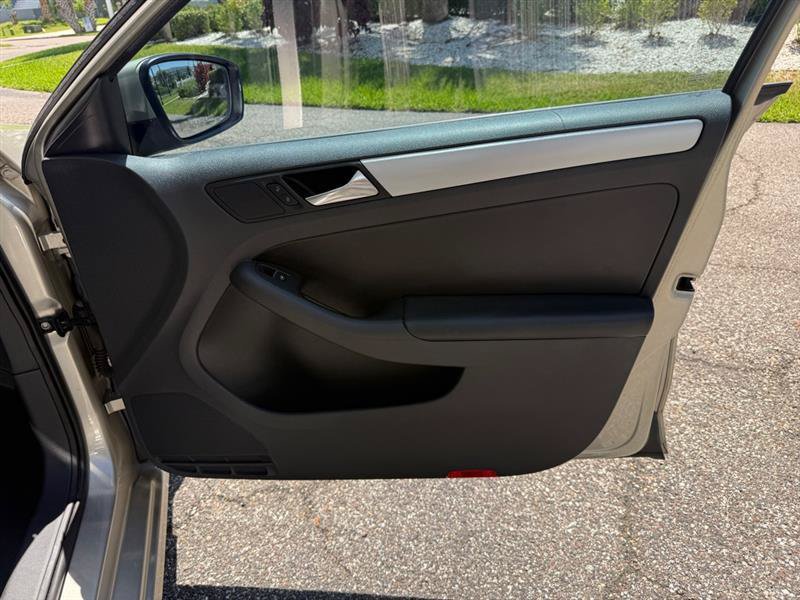 Used 2013 Volkswagen Jetta SE FWD image 19