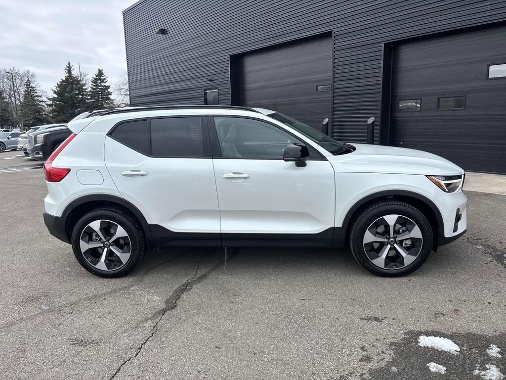 Used 2025 Volvo XC40 B5 Plus w/ Protection Package Premier image 8