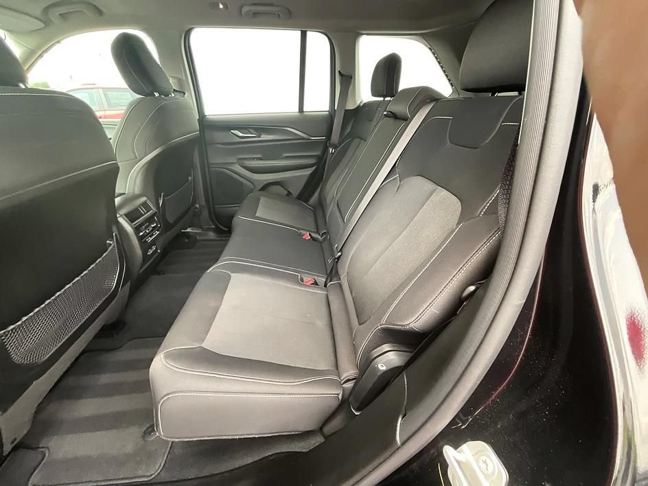 Used 2023 Jeep Grand Cherokee Laredo w/ Luxury Tech Group I AWD/4WD image 19