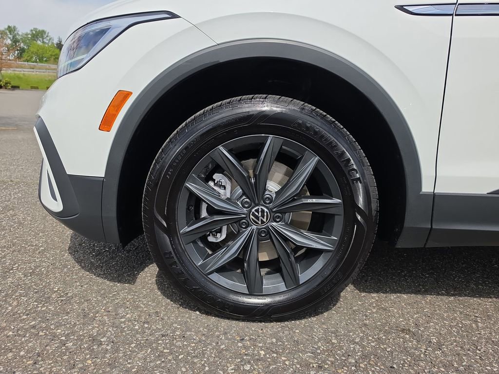 Used 2024 Volkswagen Tiguan SE AWD/4WD image 35