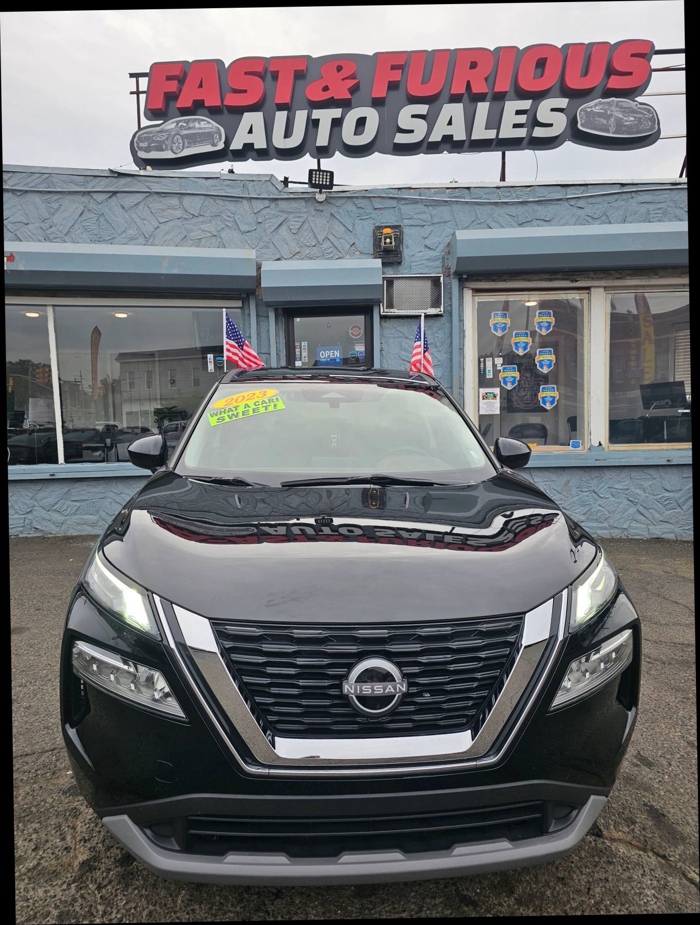 Used 2023 Nissan Rogue SV image 1