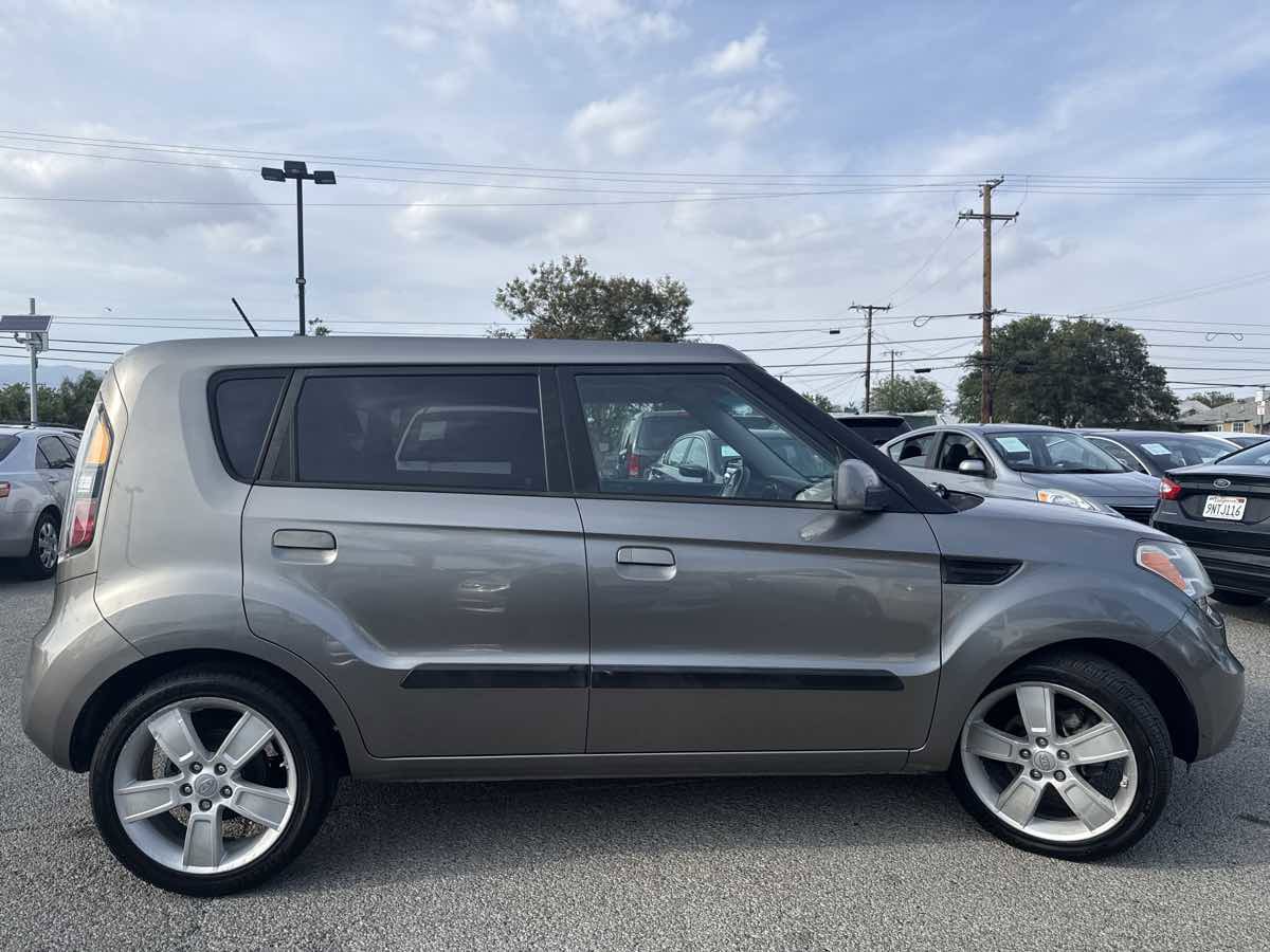 Used 2010 Kia Soul ! FWD image 3