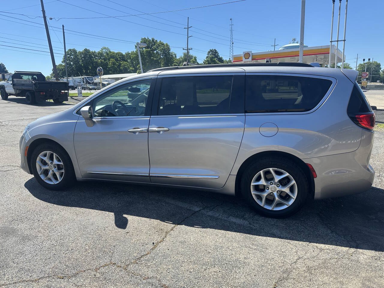 Used 2017 Chrysler Pacifica Touring-L w/ Tire & Wheel Group FWD image 7