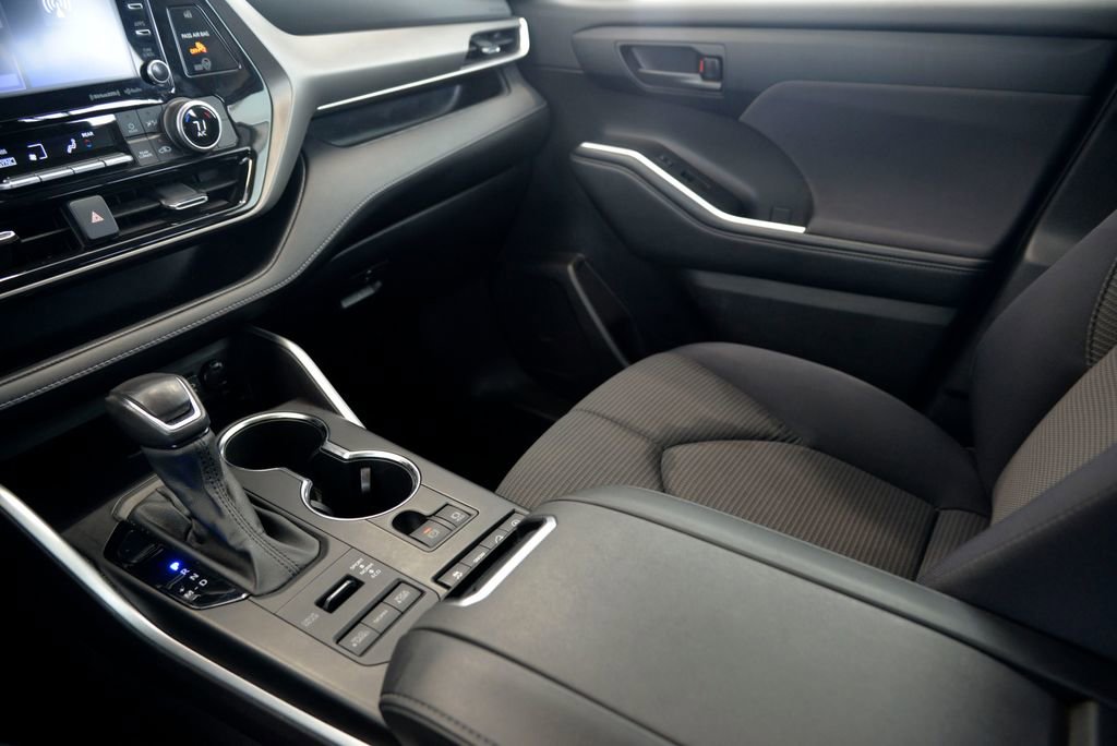 Used 2021 Toyota Highlander LE image 27