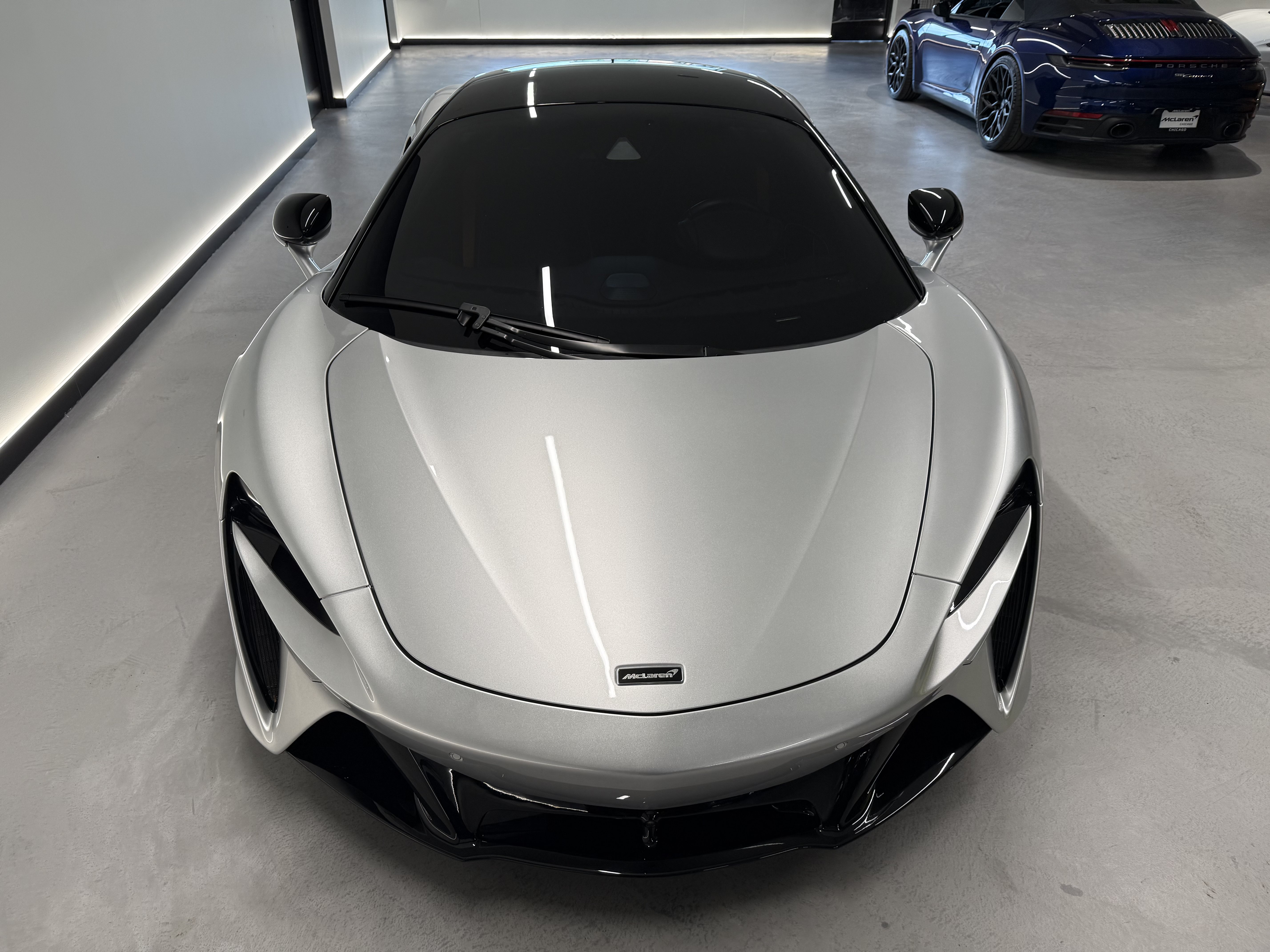 Used 2023 McLaren Artura RWD image 9