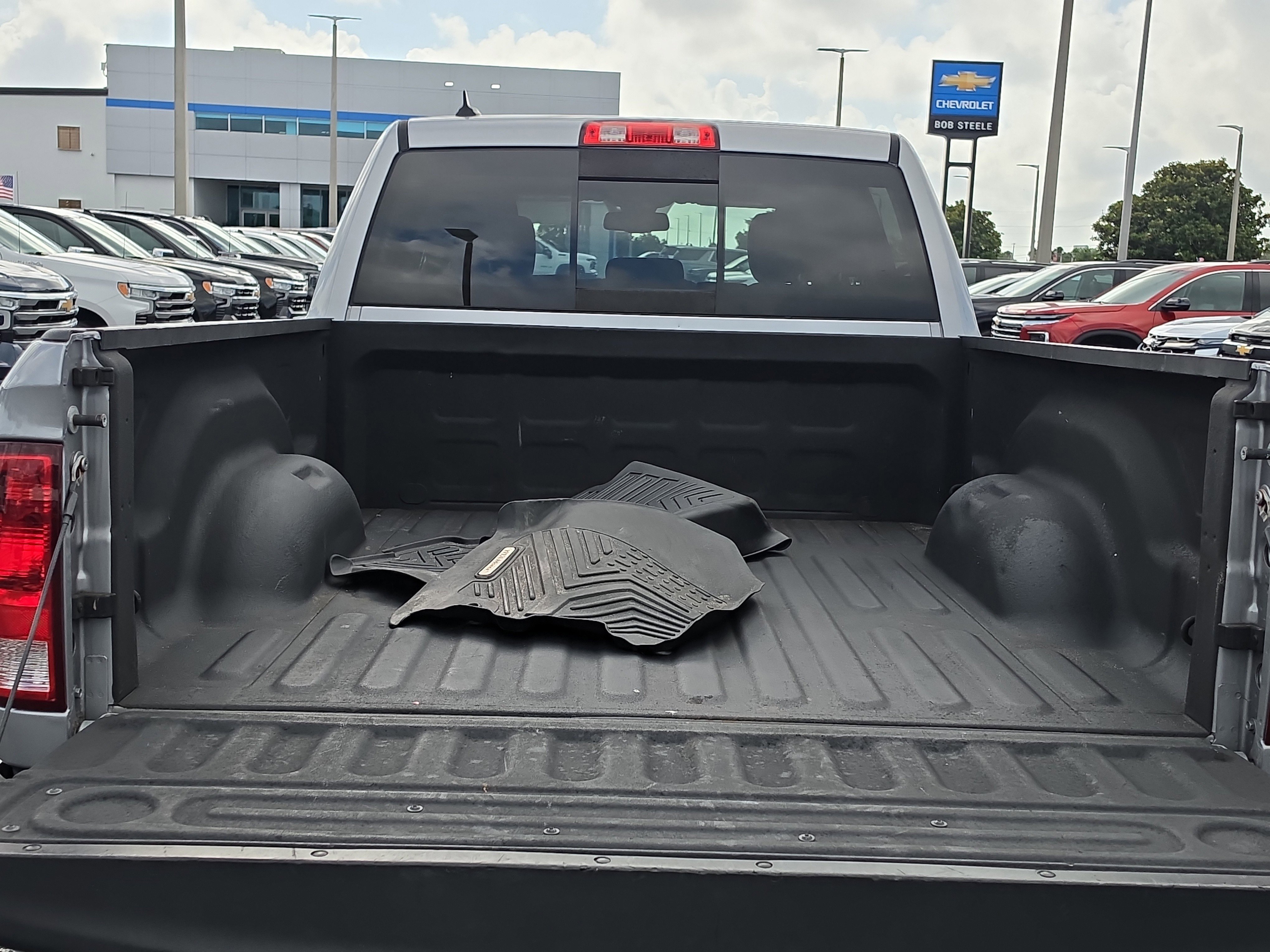 Used 2020 RAM 1500 Classic SLT w/ Luxury Group RWD image 6