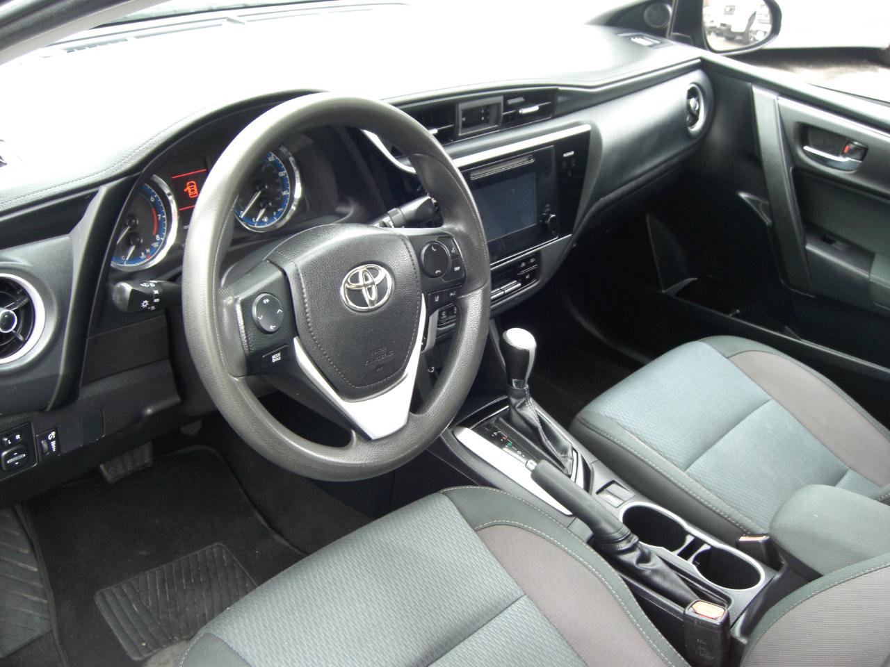Used 2017 Toyota Corolla LE FWD image 4