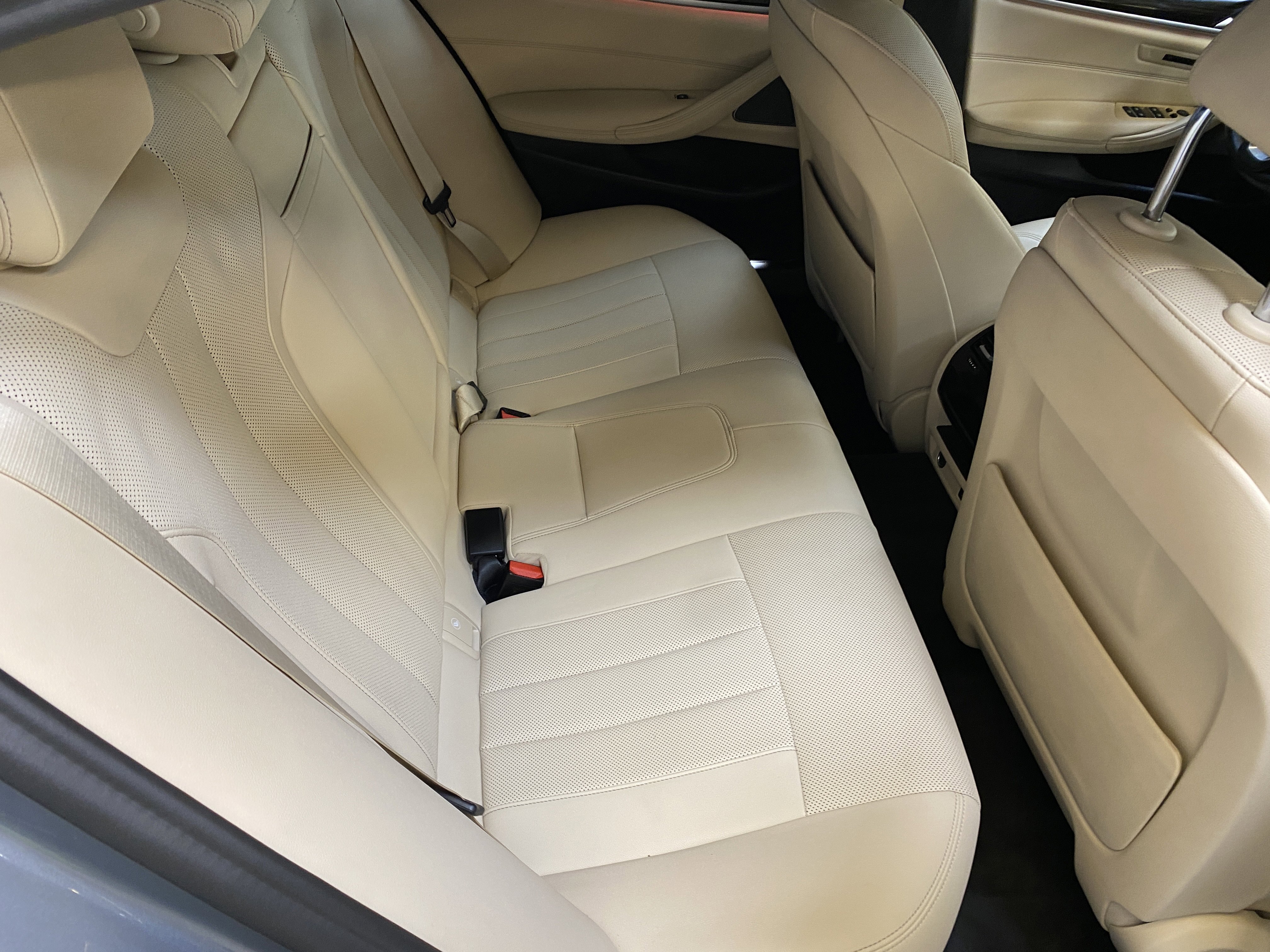 Used 2023 BMW 530e w/ Premium Package image 29