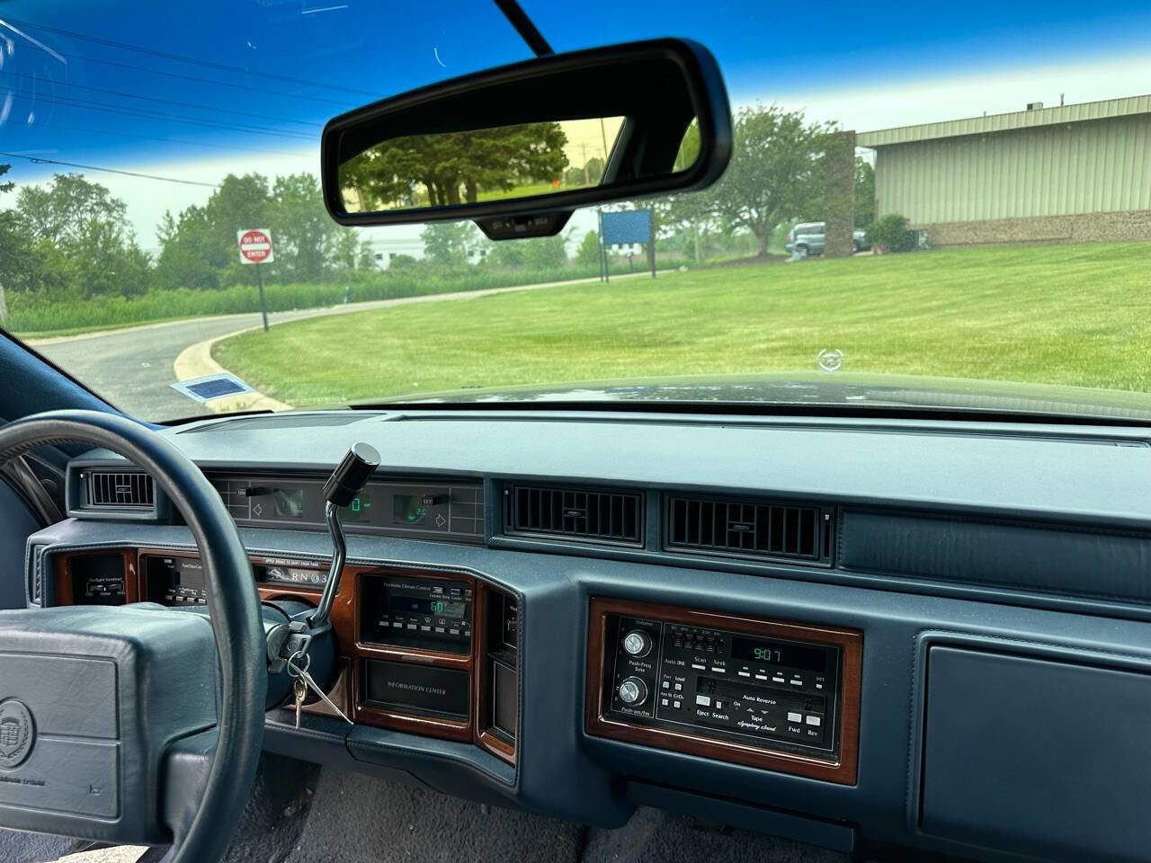 Used 1992 Cadillac Fleetwood Sedan FWD image 22