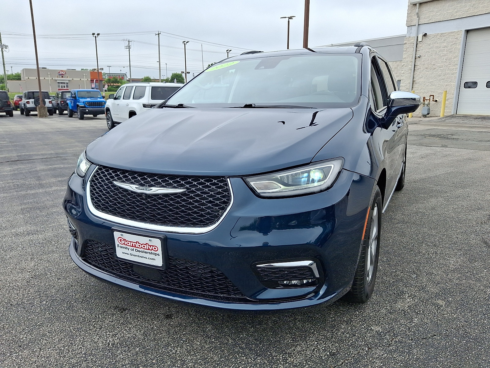 Used 2022 Chrysler Pacifica Limited w/ Uconnect Theater Family Group AWD/4WD image 5