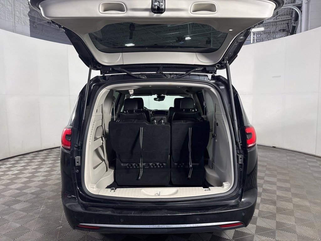 Used 2024 Chrysler Pacifica Touring-L image 9
