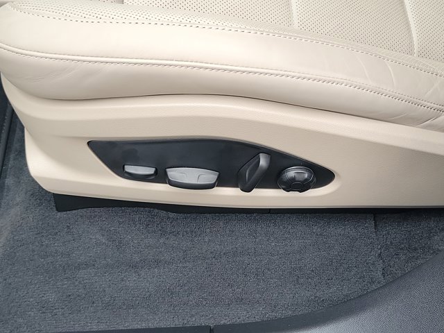 Certified 2025 Porsche Macan Electric image 23