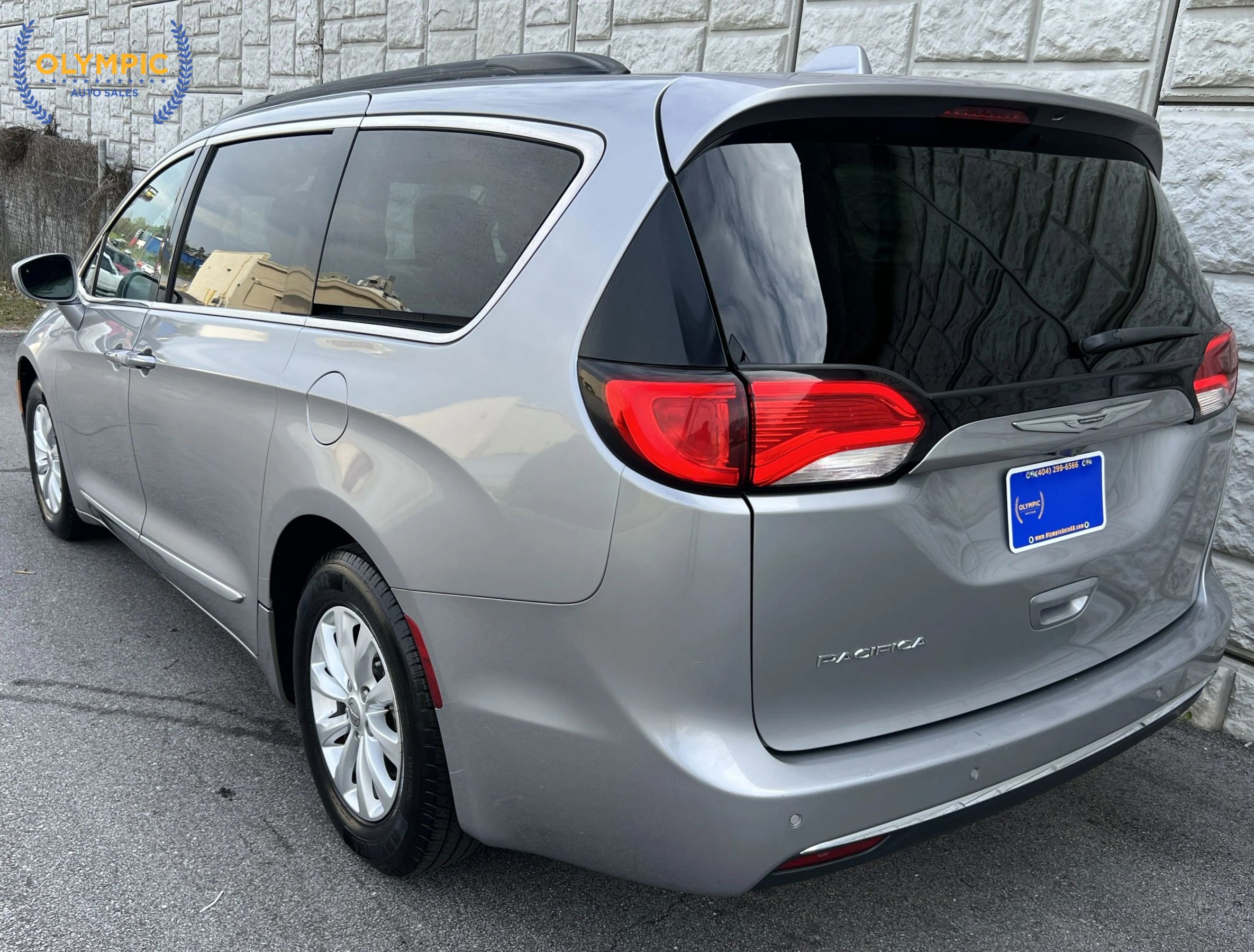 Used 2017 Chrysler Pacifica Touring-L image 4