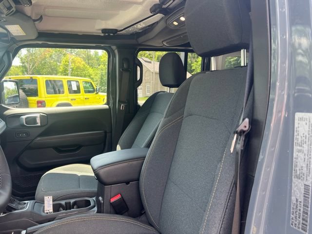 Used 2025 Jeep Wrangler Unlimited Sahara AWD/4WD image 3