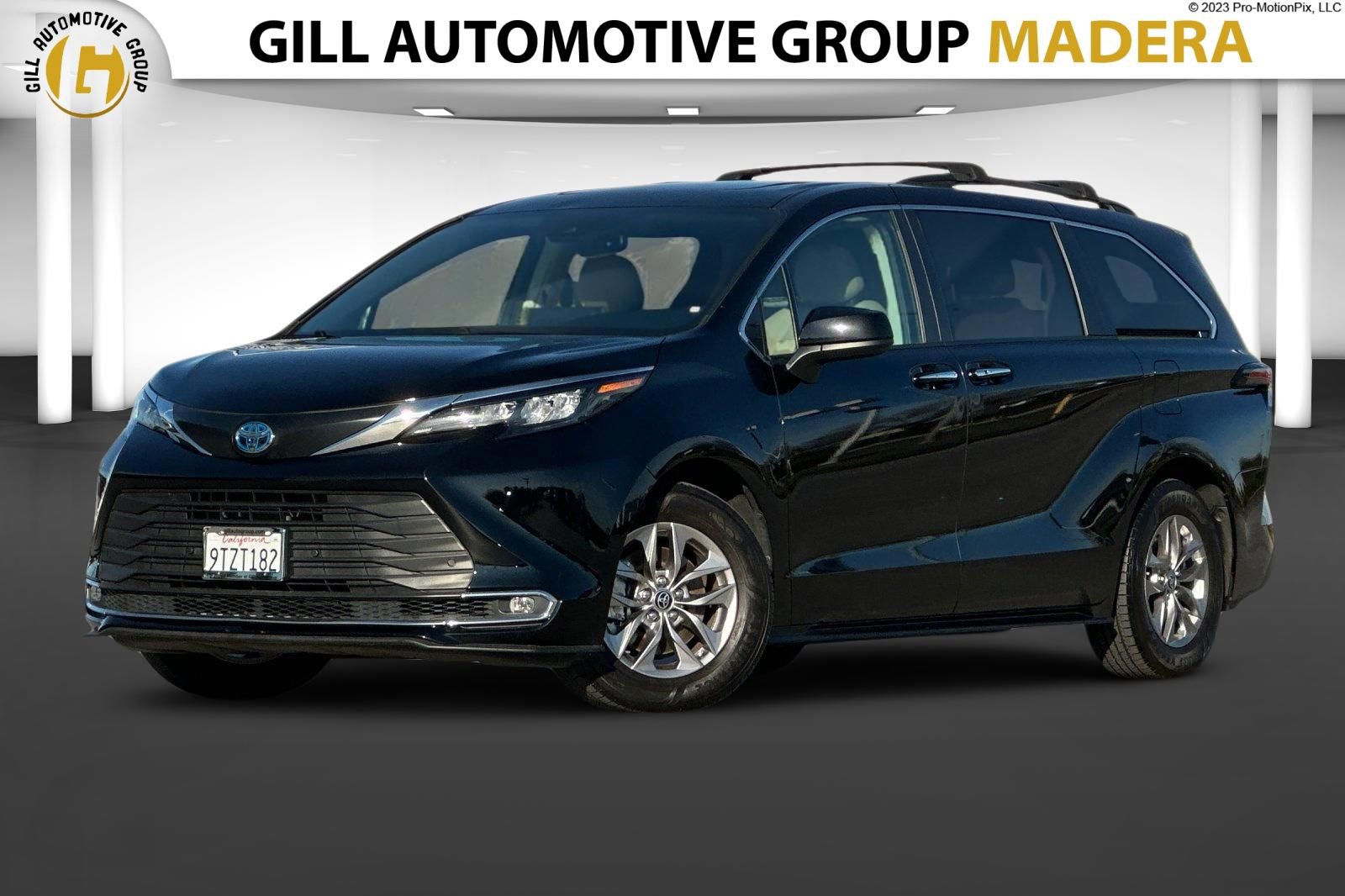 Used 2024 Toyota Sienna XLE image 1