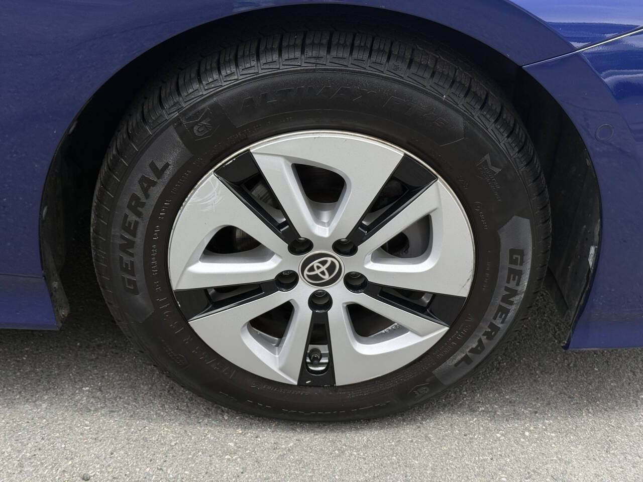 Used 2016 Toyota Prius Four w/ Advanced Technology Package FWD image 36