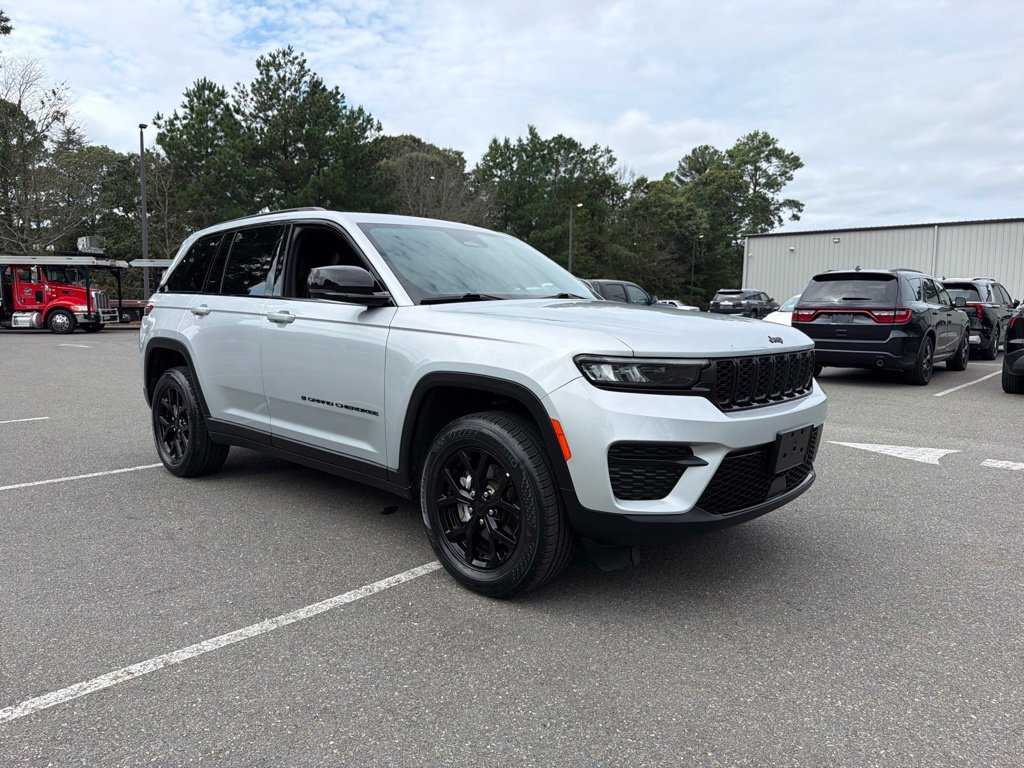 Certified 2025 Jeep Grand Cherokee Altitude AWD/4WD image 4