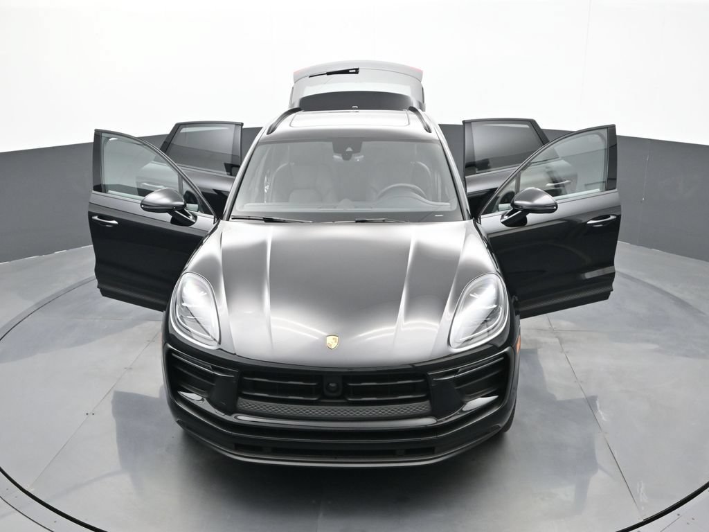 Certified 2025 Porsche Macan AWD/4WD image 32