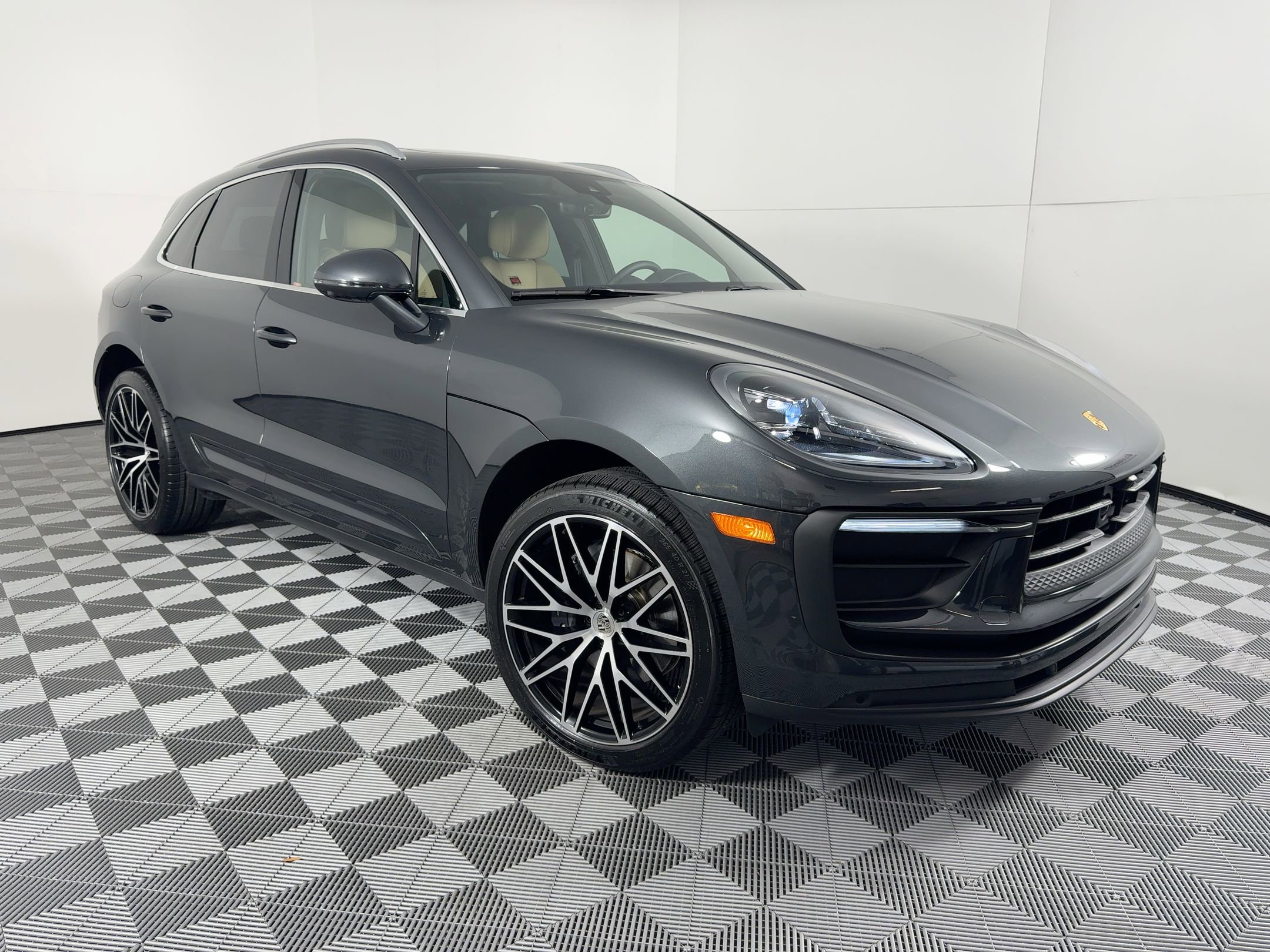 Certified 2025 Porsche Macan image 7