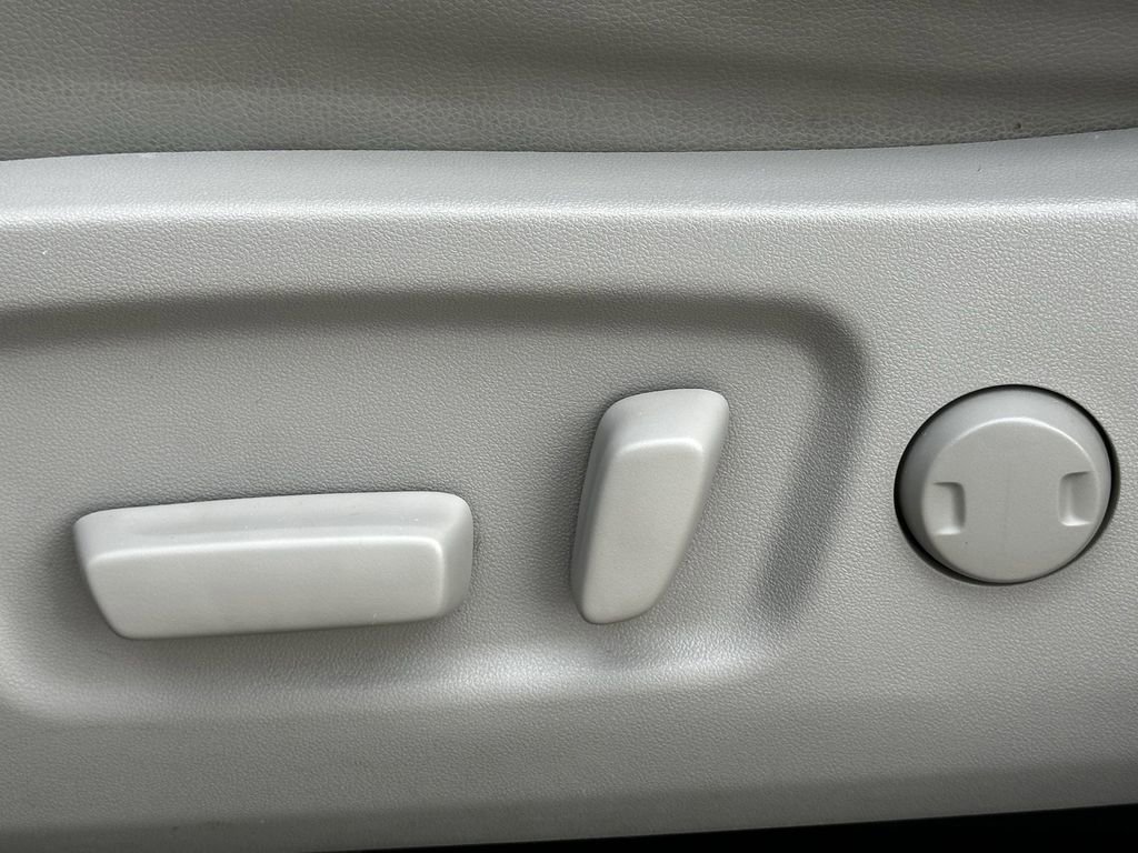 Used 2019 Toyota Highlander XLE image 27