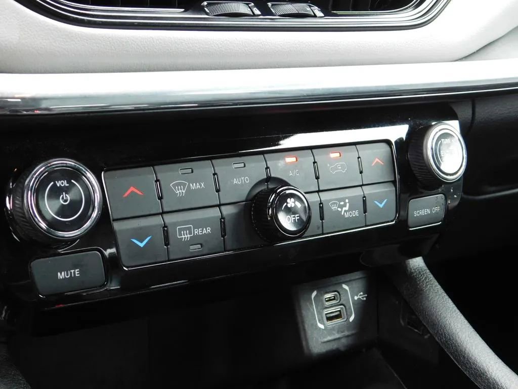 Used 2023 Jeep Compass Limited image 19