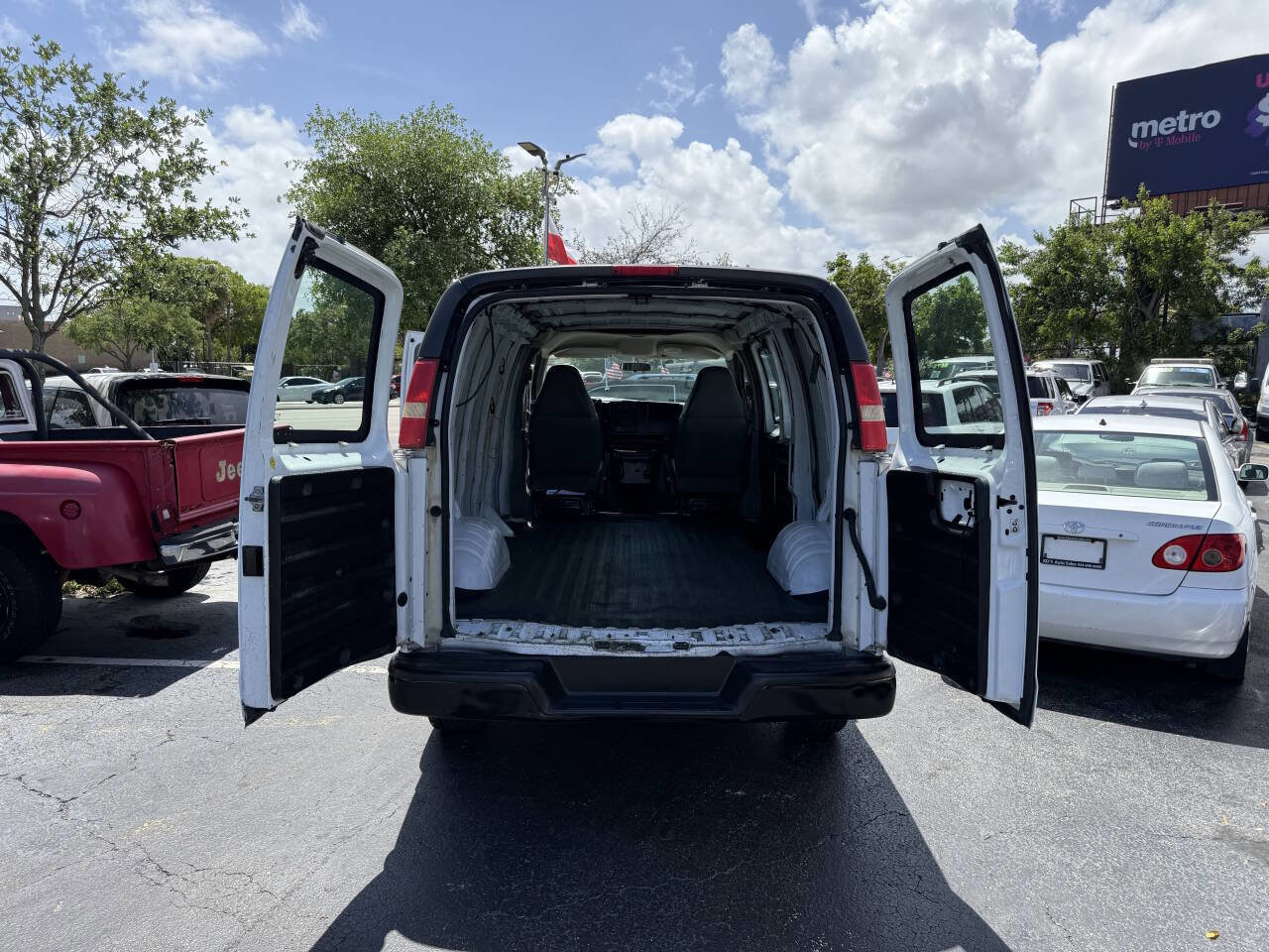 Used 2005 Chevrolet Express 2500 image 13