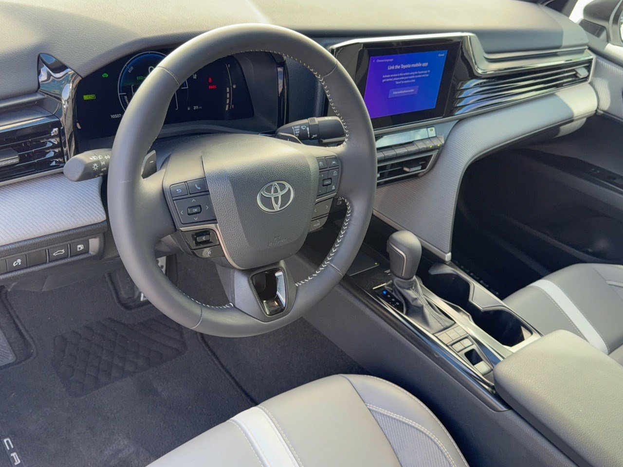 Used 2025 Toyota Camry SE w/ Convenience Package FWD image 4