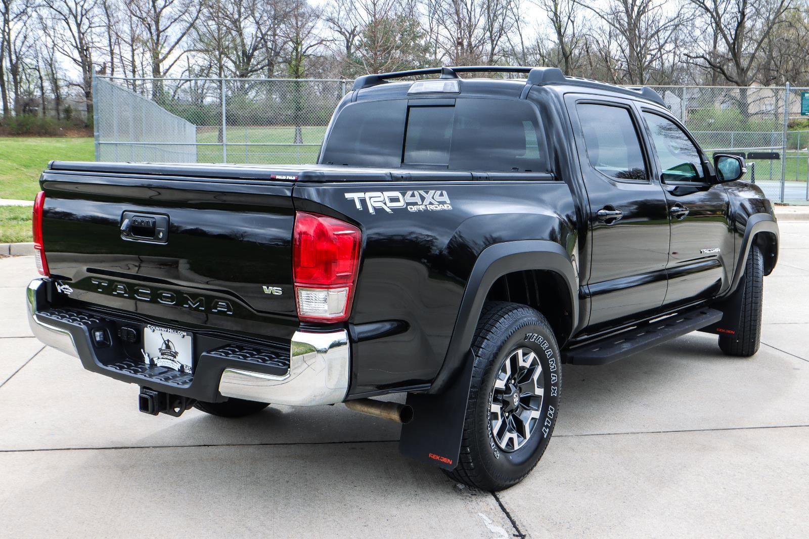 Used 2017 Toyota Tacoma TRD Off-Road w/ Tow Package (A/T) AWD/4WD image 16
