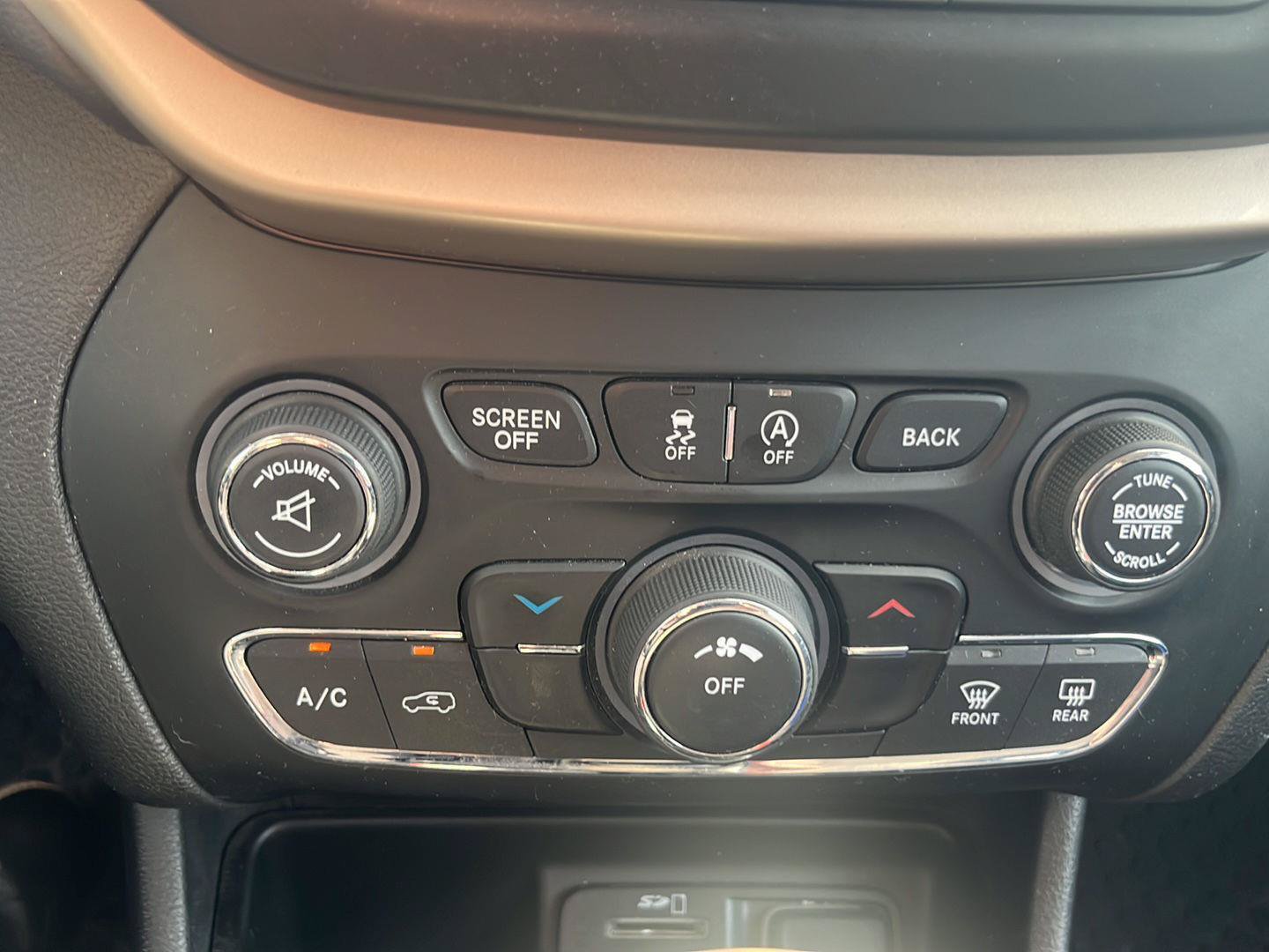 Used 2017 Jeep Cherokee Latitude w/ Safety/Convenience Group AWD/4WD image 12