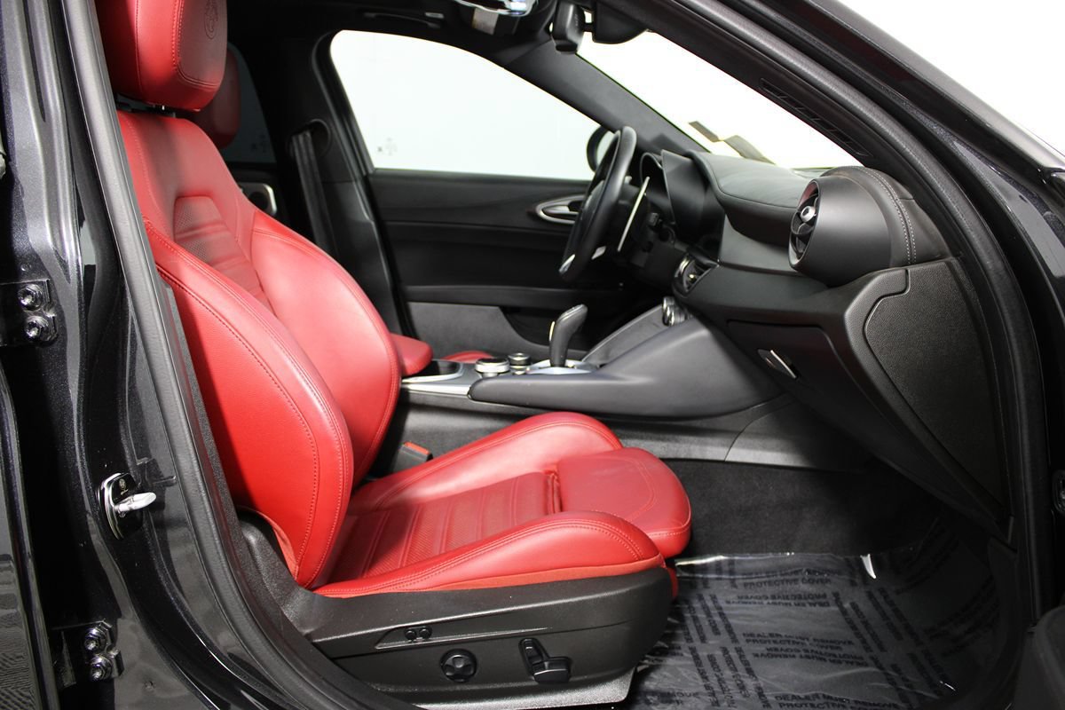 Used 2023 Alfa Romeo Giulia Veloce RWD image 15