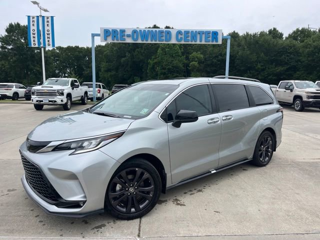 Used 2024 Toyota Sienna XSE FWD image 2