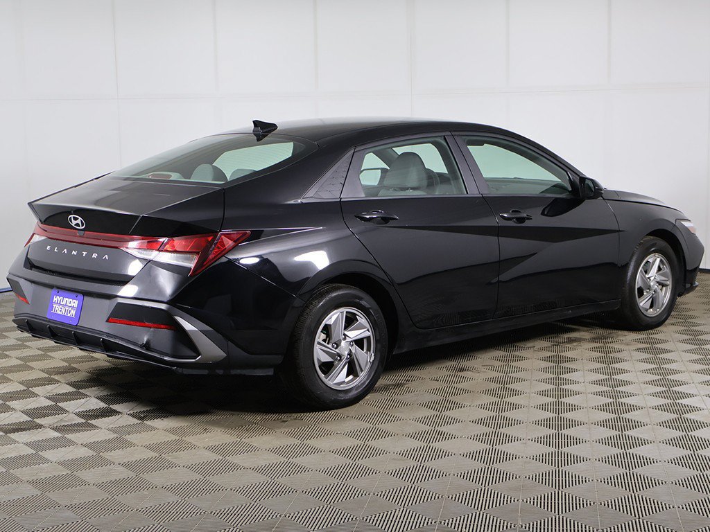 Certified 2025 Hyundai Elantra SE FWD image 9