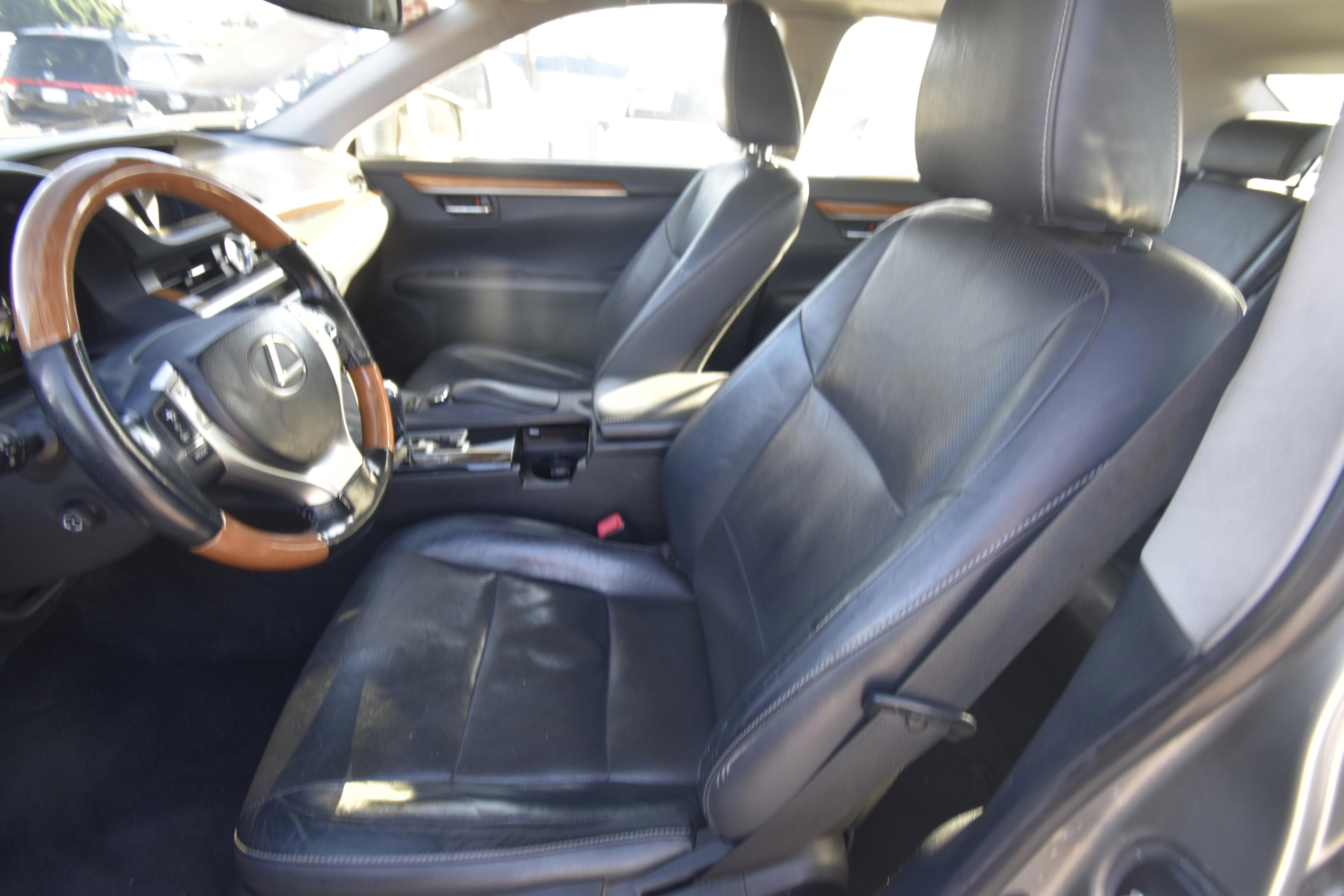 Used 2015 Lexus ES 300h w/ Navigation System Package image 10