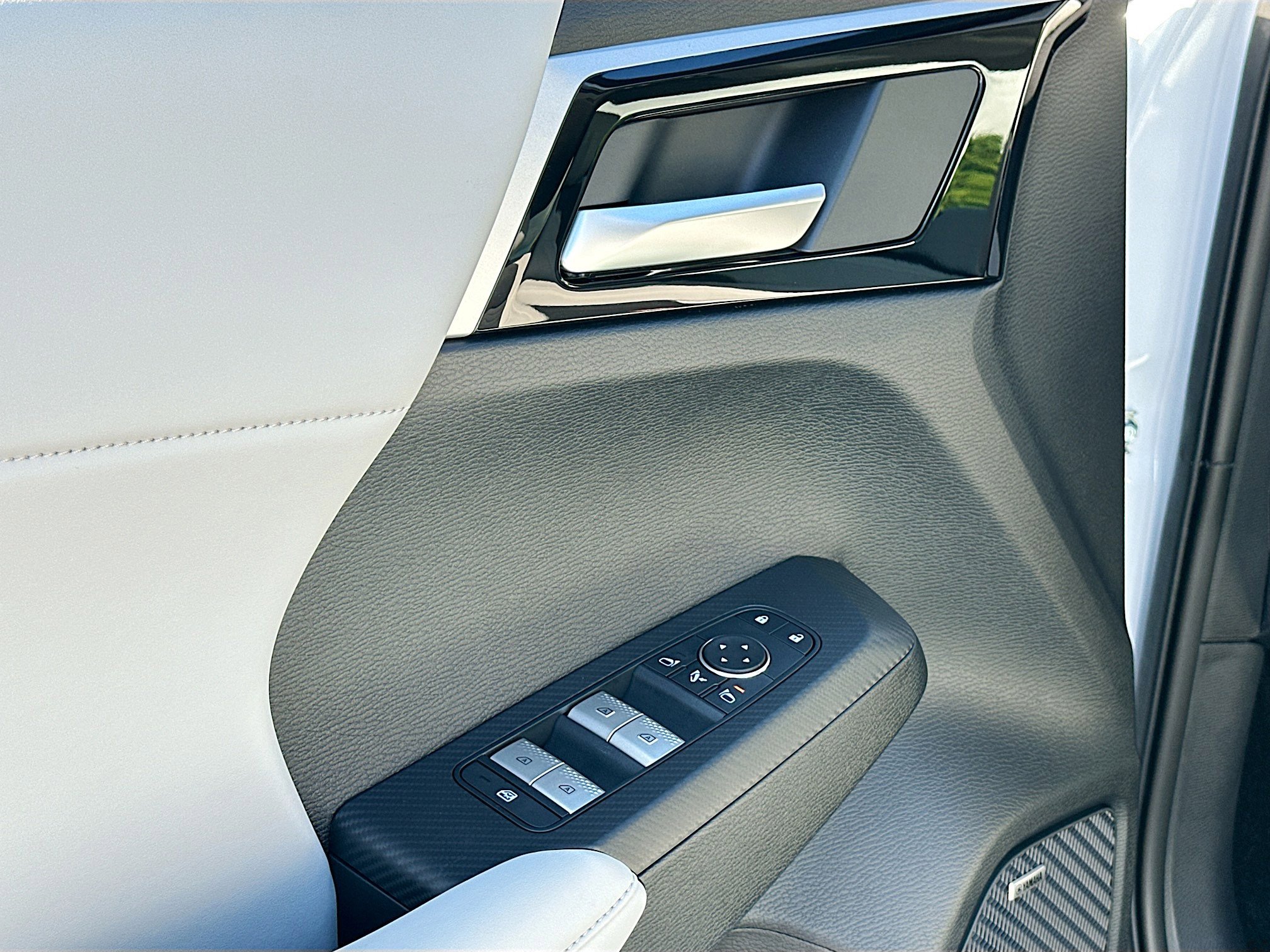 New 2025 Mitsubishi Outlander SE image 13