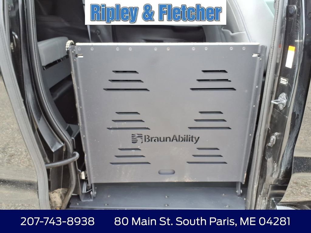 Used 2025 Toyota Sienna XLE image 11