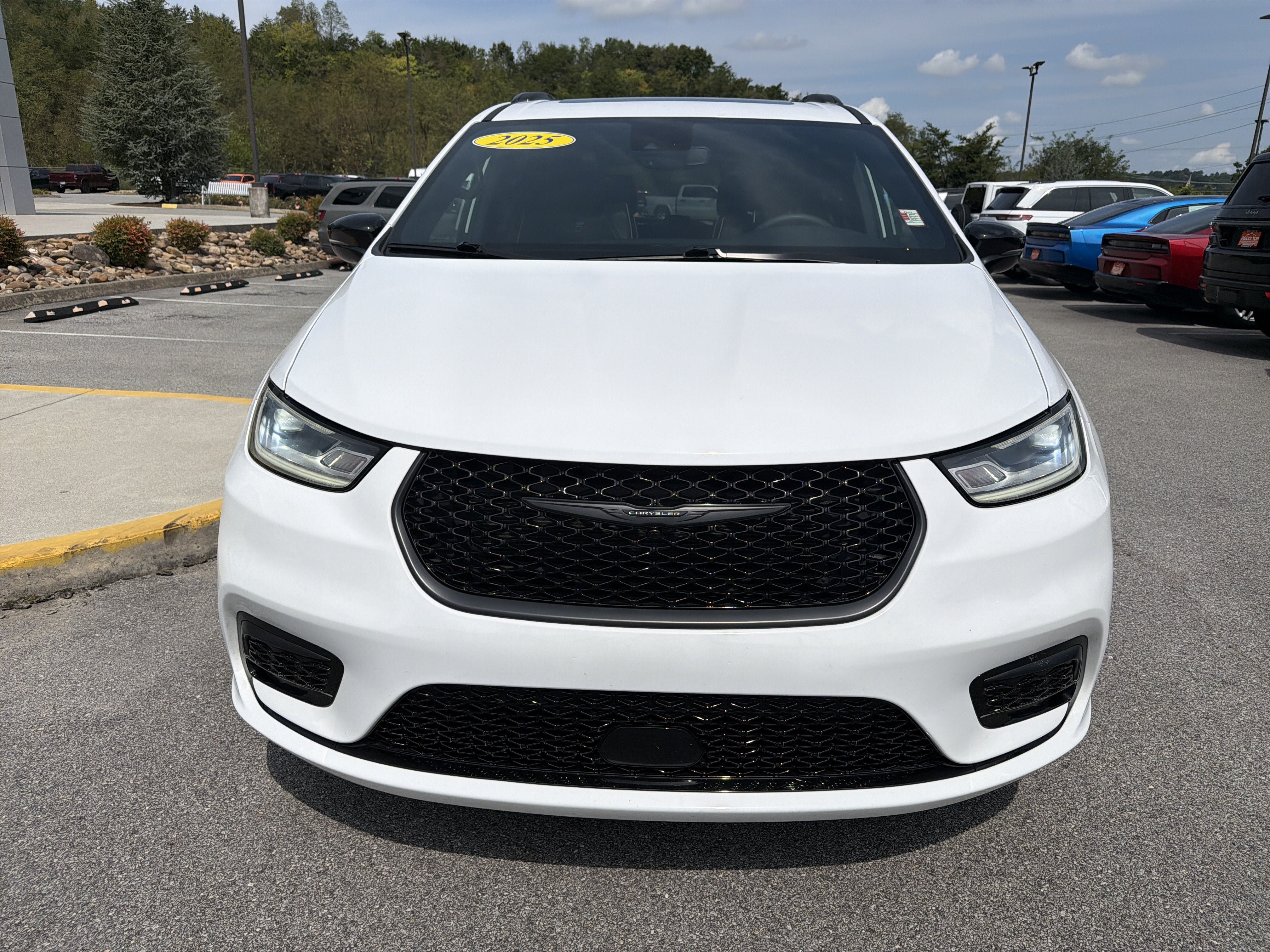 Used 2025 Chrysler Pacifica Limited FWD image 3