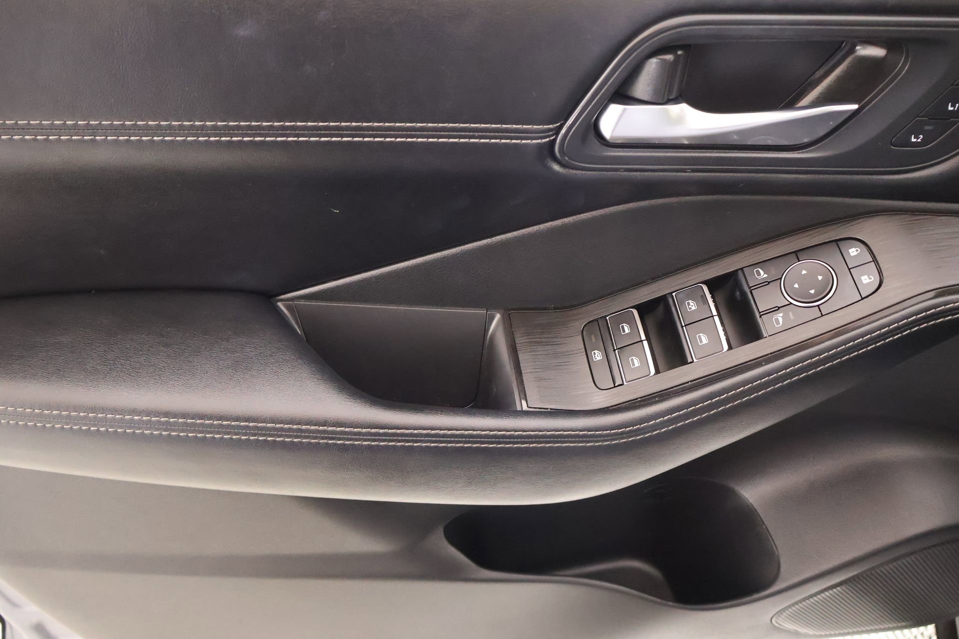 Used 2025 Nissan Rogue SL w/ SL Premium Package image 16