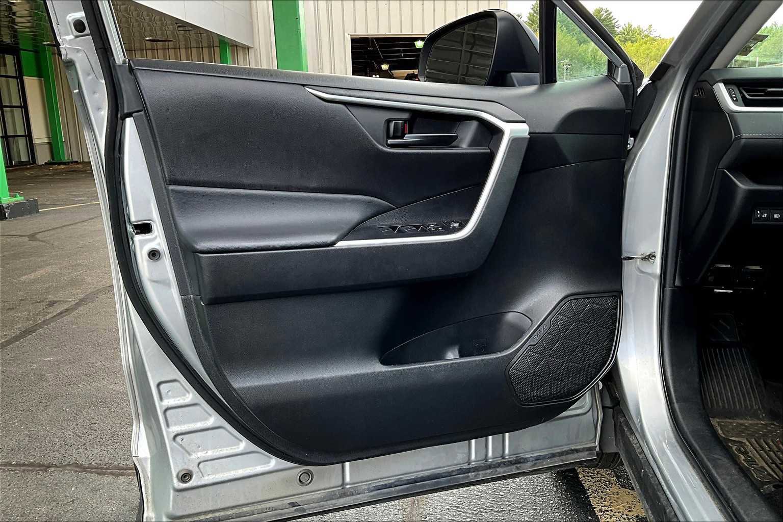 Used 2022 Toyota RAV4 LE image 22