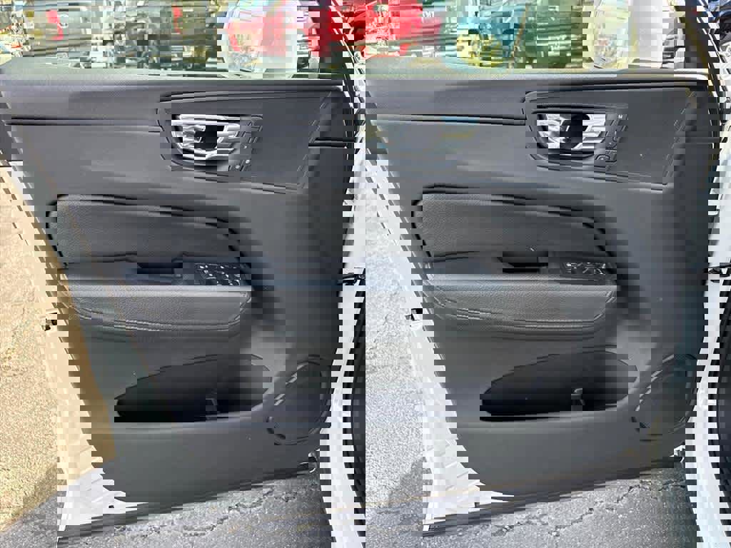 Used 2018 Volvo XC60 T6 Momentum w/ Convenience Package image 20