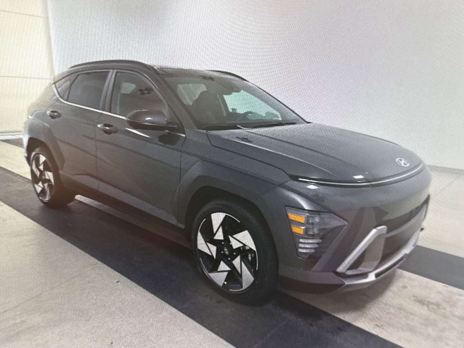 Used 2025 Hyundai Kona Limited FWD image 4