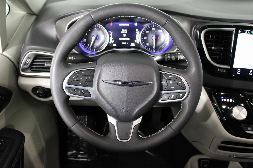 Used 2024 Chrysler Pacifica Touring-L image 6