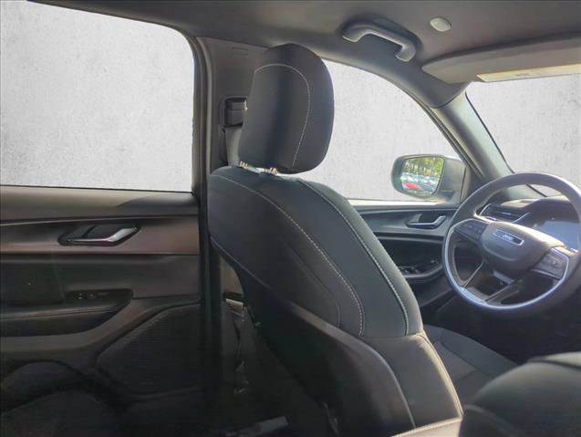 Used 2024 Jeep Grand Cherokee Laredo image 16